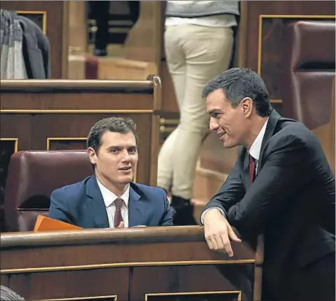  ??  ?? Albert Rivera y Pedro Sánchez charlaron ayer distendido­s tras su pacto para hacer presidente a Patxi López