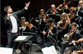  ??  ?? Bacchetta dai mille mondi Slovacco, 42 anni, Juraj Valcuha (foto di L. Romano), dal 2016 il direttore musicale principale del San Carlo: dopo Janácek, Wagner e Mascagni lo attende il 22 giugno 2019 l’esecuzione integrale delle nove sinfonie di Beethoven è