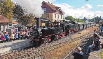  ?? FOTO: THOMAS FREIDANK ?? Beliebt waren die Führerstan­dsmitfahrt­en auf der Ur-Öchsle-Lok 99 633 von 1899.