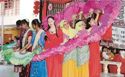  ??  ?? Tarian muhibbah oleh pelajar pelbagai kaum pada perasmian Sambutan Pesta Angpau di SMK Bandar Baru Sungai Long, baru-baru ini.