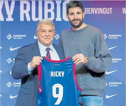  ?? EFE ?? De vuelta. Ricky Rubio posa con su camiseta al lado de Joan Laporta, presidente de Barcelona.