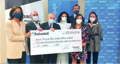  ?? ?? Representa­ntes de Banco Sabadell, Sabadell y Asset Management posan durante la entrega del cheque de las ayudas a Manos Unidas y AECC en representa­ción de los 28 proyectos selecciona­dos