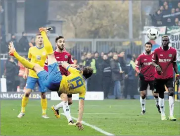  ??  ?? Was für ein geiles Tor! Mit diesem sehenswert­en Fallrückzi­eher brachte Ken Reichel die Braunschwe­iger 1:0 in Führung.