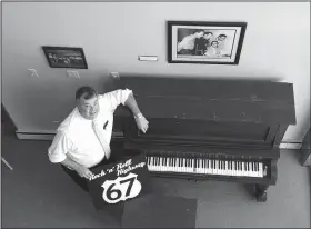  ?? Arkansas Democrat Gazette/KENNETH HEARD ?? Henry Boyce displays a piano at his Rock ‘n Roll Highway 67 Museum used by Elvis Presley during a 1955 show at Porky’s Rooftop Club in Newport.