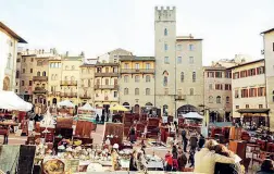  ??  ?? La Fiera Antiquaria in piazza Grande, uno degli eventi clou di Arezzo