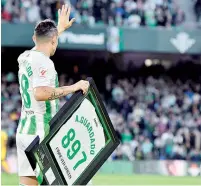  ?? ?? ▮ Emotivo homenaje recibió el mexicano en su partido de despedida con el Real Betis.