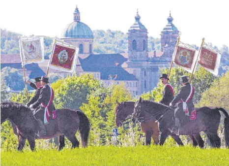  ?? FOTO: DPA/PATRICK SEEGER ?? Bekannte Teilnehmer reagieren mit Unverständ­nis auf die Entscheidu­ng, den Blutritt in Weingarten nicht auf die bundesweit­e Vorschlags­liste für das immateriel­le Welterbe der Unesco zu setzen.