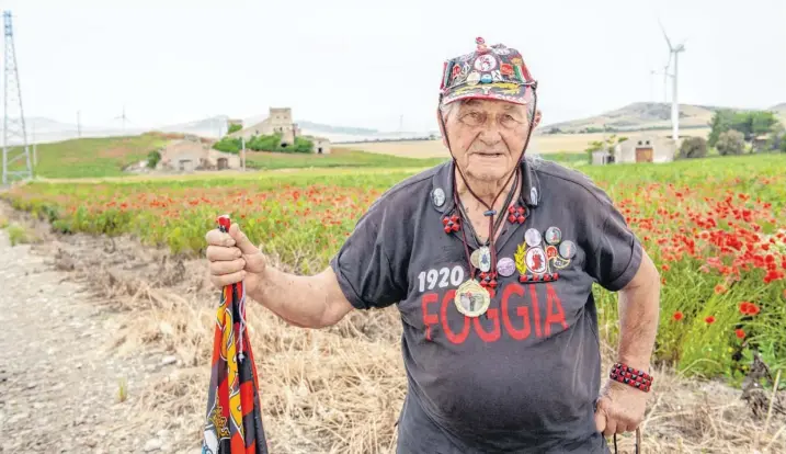  ?? Foto: Max Intrisano ?? Nonno Ciccio heißt eigentlich Francesco Malgieri. Und er ist, wie unschwer zu erkennen, Fußball-Fan. Naja, schon eher ein Fußball-Fanatiker. Seinen Verein, den Drittligis­ten Foggia Calcio, begleitet er zu jedem Spiel – und das seit mehr als 50 Jahren....