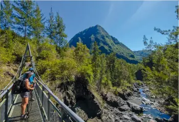  ??  ?? Depuis la rivière du Mat, vue sur le piton d’Anchaing (du nom d’un jeune esclave marron), qui à 1 356 mètres d’altitude, surplombe le centre du cirque naturel de Salazie.