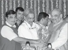  ?? PTI ?? Nitin Gadkari (left) and Amit Shah flank Goa chief minister Manohar Parrikar. Governor Mridula Sinha says she analysed the MLAs who came along with Parrikar