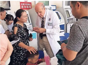  ?? FOTO: BECKER ?? Dr. Michael Becker aus Tönisvorst hat während seines Einsatzes als Senior-Experte im chinesisch­en „People’s Hospital” in Leshan auch an Sprechstun­den teilgenomm­en.