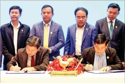  ?? INTERNAL AUDIT UNIT ?? Trust Regulator (TR) director-general Sok Dara (left) and Housing Developmen­t Associatio­n of Cambodia (HDAC) president Ly Hour sign the MoU on May 26.