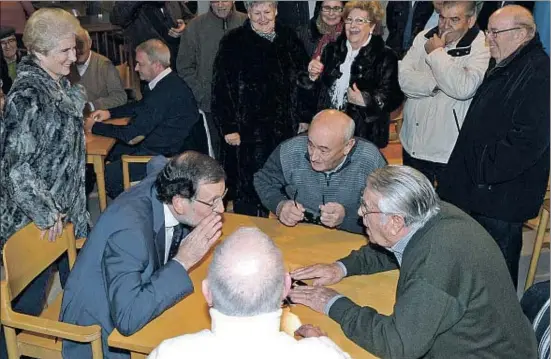  ?? NACHO GALLEGO / EFE ?? El president del Govern es va prestar a jugar dues partides de dòmino a la Llar del Jubilat de la localitat val·lisoletana d’Olmedo