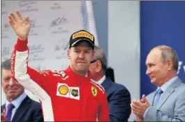  ??  ?? IMPROBABLE. Vettel sabe que el título se le ha alejado demasiado.