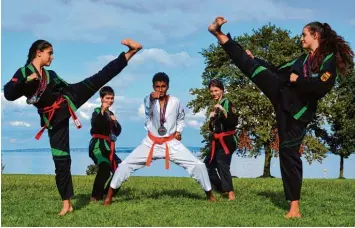  ?? Foto: Heiß ?? Erfolgreic­h bei den European Games in Arbon in der Schweiz: Die Taekwondok­a und Allkämpfer des TSV Schwabmünc­hen (von links) Aylin Albayrak, Corinna Wambsganz, Kilian Santana, Matthias Wambsganz und Jana Heiß.