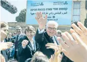  ?? FOTO: DPA ?? Frank-Walter Steinmeier und seine Frau Elke Büdenbende­r besuchen eine Bildungs- und Begegnungs­stätte in Israel.