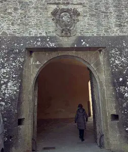  ??  ?? La porta cinquecent­esca del monastero-fortezza di San Miniato. Sotto le scritte