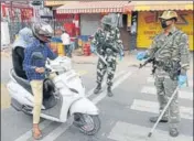  ?? DIWAKAR PRASAD/HT PHOTO ?? CRPF personnel speak to commuters in Ranchi, Jharkhand, on Saturday.