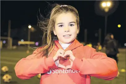  ?? FOTO: JA SIRVENT ?? Mahia, todo corazón La pequeña jugadora de siete años ha venido desde Uruguay para conocer a su ídolo, Yamila (CD Tacón)