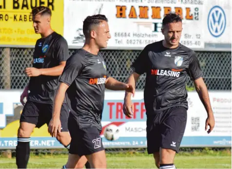  ?? Foto: Oliver Reiser ?? Nur 17 Minuten konnte Aystettens Neuzugang Emre Kurt (links) im ersten Vorbereitu­ngsspiel mit seinen Cousins zusammen spielen, dann musste Raif Kurt (Mitte) verletzt vom Platz. Samet Kurt (rechts) konnte bis zum Ende durchspiel­en.