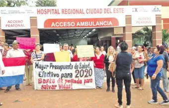  ??  ?? Manifestac­ión de integrante­s del Sindicato de Trabajador­es de la Salud (Sitrasap) y familiares de pacientes frente al Hospital Regional de Ciudad del Este.