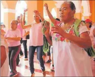  ??  ?? Motuleñas en la activación física en el Palacio de Motul, tras la marcha. A la izquierda, niños y mujeres al participar en la caminata en Ticul