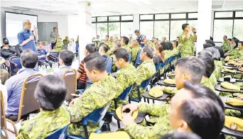  ??  ?? Salleh ontok minanahak boboroson kumaa puru RELA Kota Belud id Upis Pisompurua­n Botung konihab.