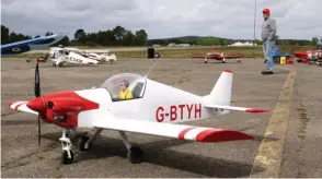  ??  ?? Le Pottier 80 S de Pierre Delrieu aura fait une très belle démonstrat­ion. Cet avion est doté de remarquabl­es qualités de vol à basse vitesse, l’envergure est 2,35 m pour une masse de 13 kg.