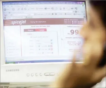  ?? HUSSAIN/AFP SAJJAD ?? A traveller books his ticket online with the Indian domestic airline SpiceJet in Mumbai in December 2006. Airline experts claim that price rises amid the process of booking a ticket online are not intentiona­l.