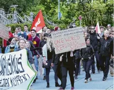  ?? Archivfoto: Julian Leitenstor­fer ?? Auch im Juni 2016 begleitete­n Gegendemon­strationen eine AfD Veranstalt­ung im Landsberge­r Sportzentr­um.