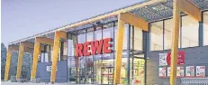  ?? FOTO: REWE ?? Rewe plant für das Areal an der Reuterstra­ße ein Öko-Gebäude. 10,5 Millionen Euro veranschla­gt sie für den Neubau samt Grundstück.
