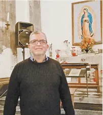  ??  ?? El padre Óscar Escobar está a cargo de los creyentes de habla hispana en Bruselas desde 2013.