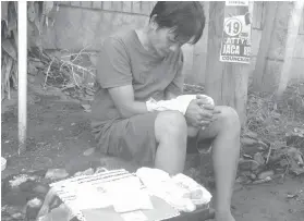  ?? / BENJIE T. TALISIC ?? ■ NASIKOP: Si Jeramy Bastatas, 36, edad ug taga Barangay Inayawan, dakbayan sa Sugbo apan nasikop sa sudlonon nga dalan sa St.Jude, Barangay Bulacao, dakbayan sa Sugbo diin nakuhaan og P3 miyunes nga balor sa drugas.