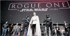  ?? GETTY IMAGES ?? Ben Mendelsohn (Director Krennic) y dos Imperial Death Troopers junto al elenco de ‘Rogue One: A Star Wars Story’.