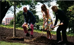  ?? Jabin Botsford/The Washington Post ?? Melania Trump plants a sapling on the South Lawn of the White House in Washington, D.C., on Monday, alongside descendant­s of former presidents.