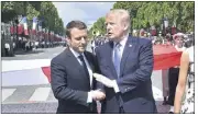  ?? (Photo AFP) ?? Les présidents français et américain ont échangé une longue accolade, hier sur les Champs-Elysées.