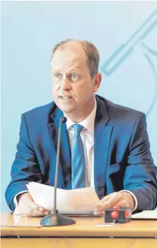  ?? FOTO: CHRISTOPHE GATEAU ?? Joachim Stamp, der nordrhein- westfälisc­he Flüchtling­sminister, hat die Verantwort­ung für die umstritten­e Abschiebun­g nach Tunesien übernommen. Einen Rücktritt aber lehnt er ab.