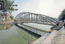  ??  ?? A bridge being constructe­d on Kali Bein rivulet to the rear of Gurdwara Ber Sahib in Sultanpur Lodhi.
