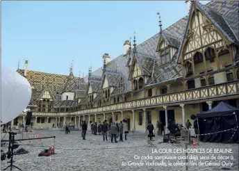  ??  ?? LA COUR DES HOSPICES DE BEAUNE. Ce cadre somptueux avait déjà servi de décor à La Grande Vadrouille, le célèbre film de Gérard Oury.