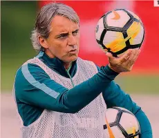  ??  ?? 1 Roberto Mancini, 52 anni, alla prima stagione sulla panchina dello Zenit 2-3 I due grandi acquisti del club di San Pietroburg­o, Leandro Paredes, 23, e Sebastian Driussi, 21 4 La festa di Massimo ANSA-AFP Carrera, 53, campione di Russia a maggio con...