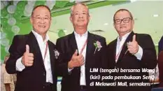  ??  ?? LIM (tengah) bersama Wong (kiri) pada pembukaan SenQ di Melawati Mall, semalam.