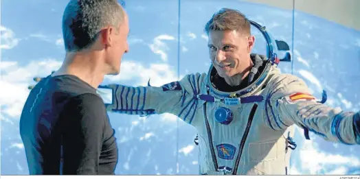  ?? ATRESMEDIA ?? Joaquín Sánchez con el traje de astronauta que el ex ministro Pedro Duque, a su lado, llevó al espacio, en una entrega de ‘El novato’.