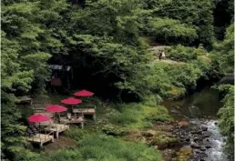  ??  ?? Visite d’atelier de laques, comme celui de Shioyasu, balades dans les gorges ou détente à l’hôtel Beniya Mukayu… La région de Kaga, à une heure de Kanazawa, offre une multitude d’activités.