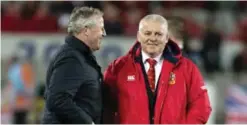  ?? AP ?? AUCKLAND: British and Irish Lions head coach Warren Gatland, right, talks with former All Blacks captain Sean Fitzpatric­k ahead of the third and final rugby test between the British and Irish Lions and the All Blacks at Eden Park in Auckland, New...