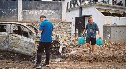  ?? BERNAMA PIC ?? The damage and debris in Jalan Putra Harmoni, Putra Heights, Subang Jaya, yesterday.