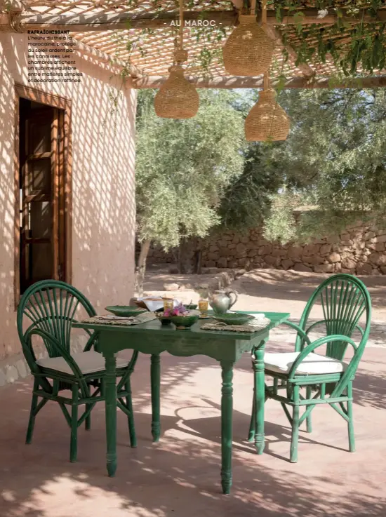  ??  ?? rafraîchis­sant L’heure du thé à la marocaine, protégé du soleil ardent par les cannisses. Les chambres affichent un sublime équilibre entre matières simples et décoration raffinée.