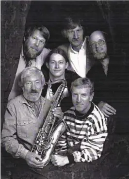  ?? ?? 1987: Tradbandet Bak fra venstre: Per O. Røed, Marek Derdowski, Dag Jonssen. I midten: Ole Johan Lillegaard. Foran: Sven Lillegaard og Jostein Hetland.