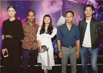  ?? [ FOTO SHIRAZ ALI / BH ] ?? Dari kiri; Sharifah Sakinah, Amerul, Sharifah Amani, Zahiril Adzim dan Iedil Putra pada Malam Gala Filem Pekak di Cineplex Ecurve, Mutiara Damansara.
