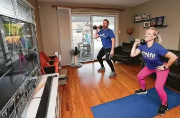  ?? Photos by Elizabeth Conley / Staff photograph­er ?? Barbara and Kyle Smith are now both converts to exercising at home with Beach Body workouts.