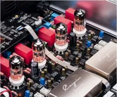  ??  ?? VIER KÖNNEN AUCH ANDERS: Die Ausgangsst­ufe des CS-100DAC kann alternativ­e Fakten reproduzie­ren, je nachdem, ob man den Transistor- oder den Röhrenpfad wählt.